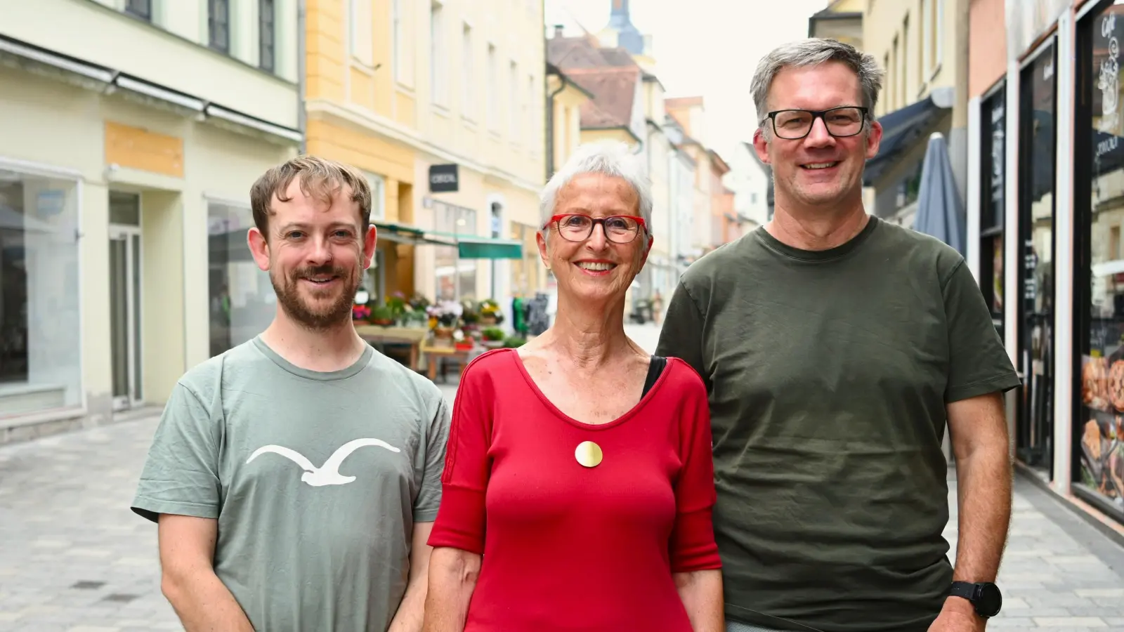 Benjamin Kießling (links), Hiltrud Zimmermann und Dr. Oliver Schwab knieten sich ins Zeug, um am Gedenktag des Attentats vom 24. Juli 2016 die Innenstadt mit Pro-Demokratie-Veranstaltungen zu beleben.  (Foto: Luca Paul)