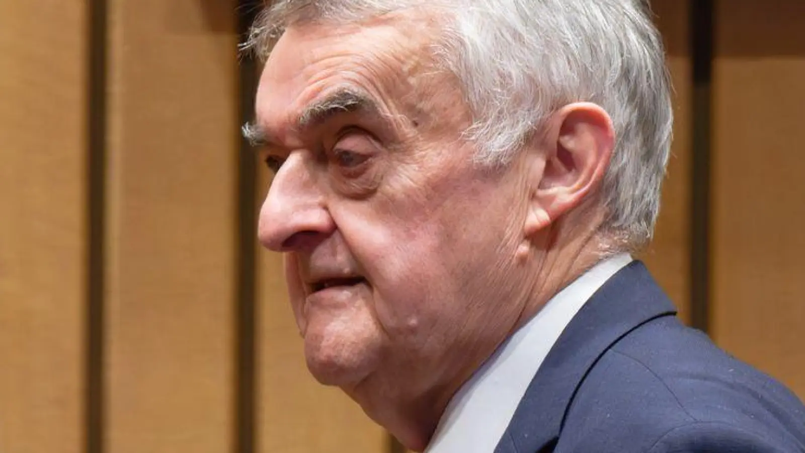 NRW-Innenminister Herbert Reul äußerte sich zum Vorfall in Bochum, bei dem ein Schuss auf eine Zwölfjährige fiel. (Foto: Henning Kaiser/dpa)