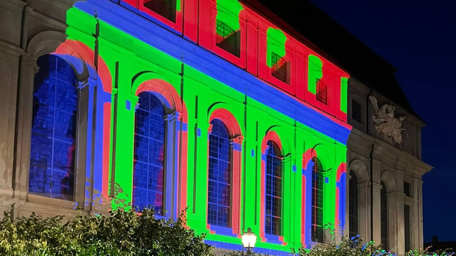 „Erster Test geglückt: Seid gespannt auf ein aufregendes Projekt zur Grünen Nacht am 28.9.”, hieß es auf der Facebook-Seite des Museums Retti-Palais zu dieser Aufnahme der Kirche St. Gumbertus in Ansbach. (Foto: Christian Schoen)