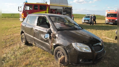 Das Unfallauto wies deutliche Schäden auf der rechten Seite auf. (Foto: Hans-Bernd Glanz)
