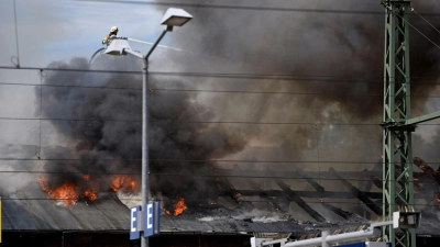 Feuer und Qualm auf dem Gelände vom Schweriner Bahnhof. (Foto: Frank Hormann/dpa)