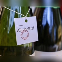 Klingt erstmal widersprüchlich, ist aber wahr: Jeder alkoholfreie Wein enthält Alkohol - wenn auch nur in geringen Mengen.  (Foto: Oliver Berg/dpa/dpa-tmn)