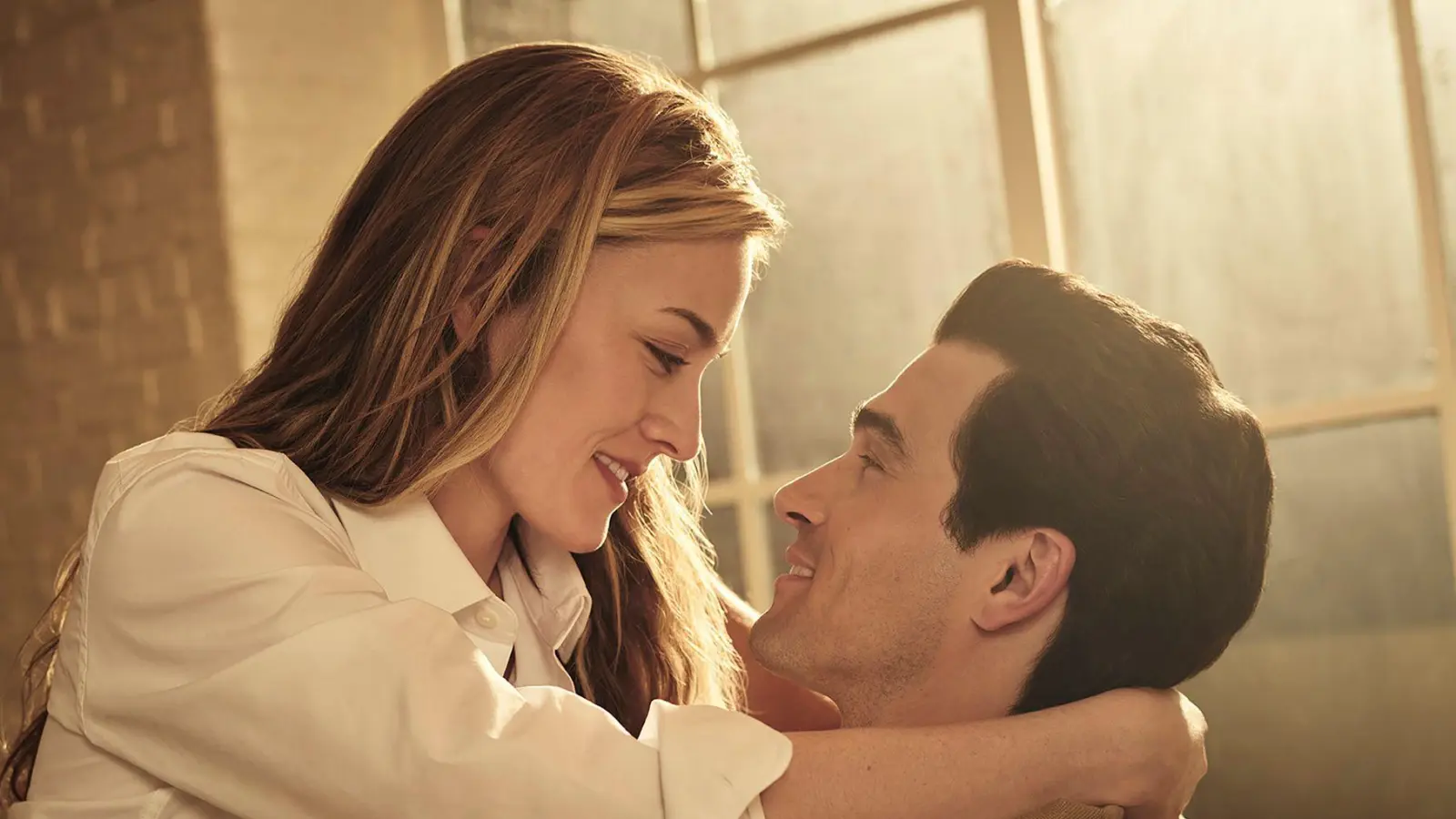 Stürmische Liebe: Sarah Pidgeon als Carolyn Bessette und Paul Kelly als John F. Kennedy Jr.. (Handout) (Foto: Kurt Iswarienko/FX/Disney+/dpa)