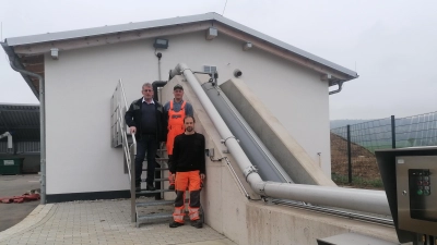 Bürgermeister Friedrich Steinacker (links) und die beiden Klärwärter Tobias Bach (rechts) und Tim Prechter (vorne) am Einlaufhebewerk. (Foto: Friedrich Zinnecker)