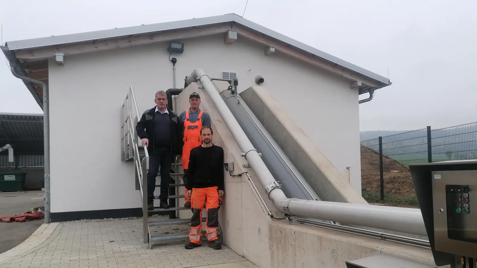 Bürgermeister Friedrich Steinacker (links) und die beiden Klärwärter Tobias Bach (rechts) und Tim Prechter (vorne) am Einlaufhebewerk. (Foto: Friedrich Zinnecker)
