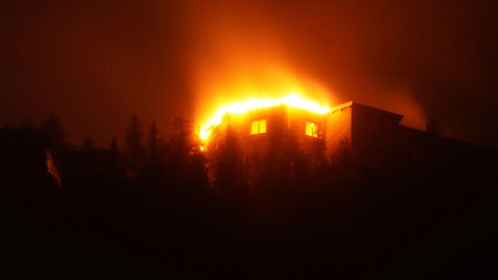 Das Kehlsteinhaus am Obersalzberg bei Berchtesgaden ist bei einem Brand völlig zerstört worden.  (Foto: --/Kilian Pfeiffer/dpa)