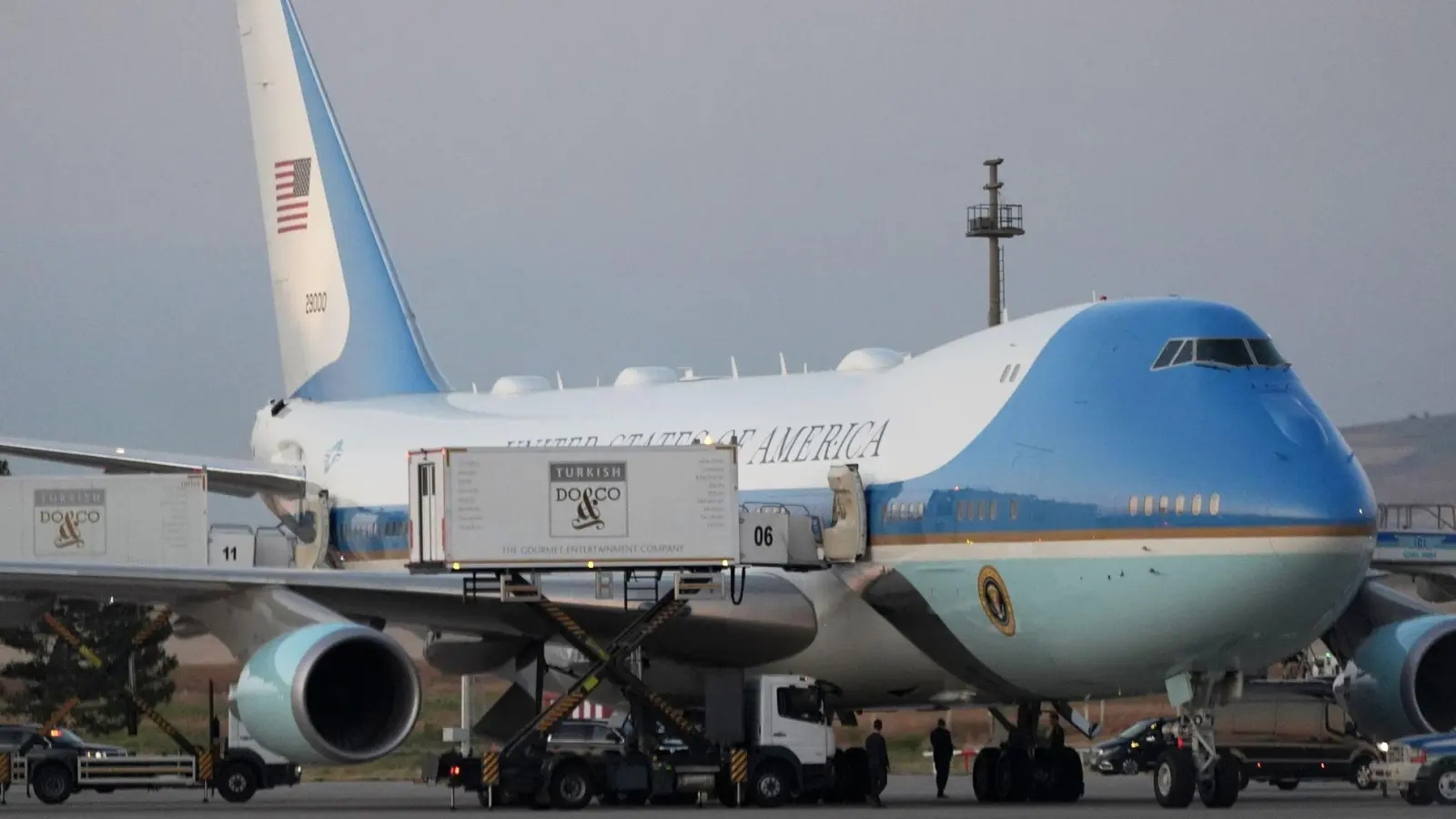 In einem Catering-Container wurde Trump in eine andere Maschine gebracht. (Archivbild) (Foto: Alex Brandon/AP/dpa)