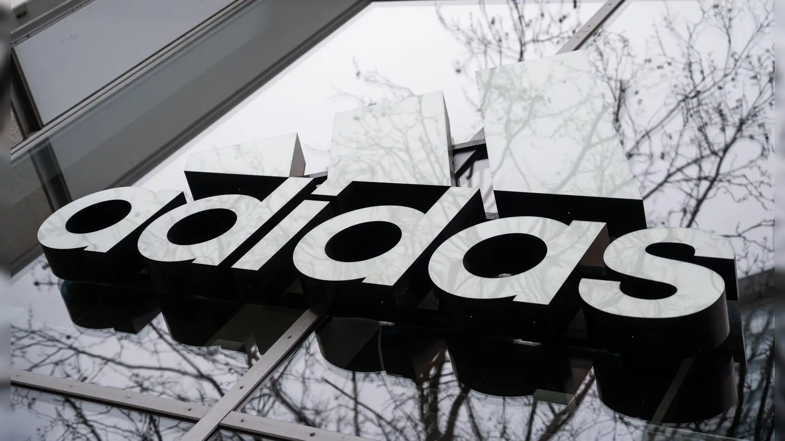 Der Sportartikelkonzern Adidas hat für das abgelaufene Jahr 2025 einen Rekordumsatz bekanntgegeben. (Archivbild) (Foto: Christophe Gateau/dpa)