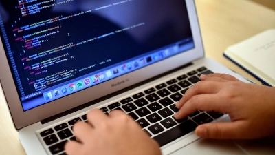 Eine Teilnehmerin arbeitet in Berlin bei einem Programmierkurs an einem Laptop. (Foto: Britta Pedersen/dpa-Zentralbild/dpa)