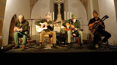 Hier gemeinsam auf der Bühne im Altarraum (von links): Solorazaf (Madagaskar), Peter Finger (Deutschland), Eric Lugosch (USA) und Balawan (Bali).  (Foto: Heinz Wraneschitz)