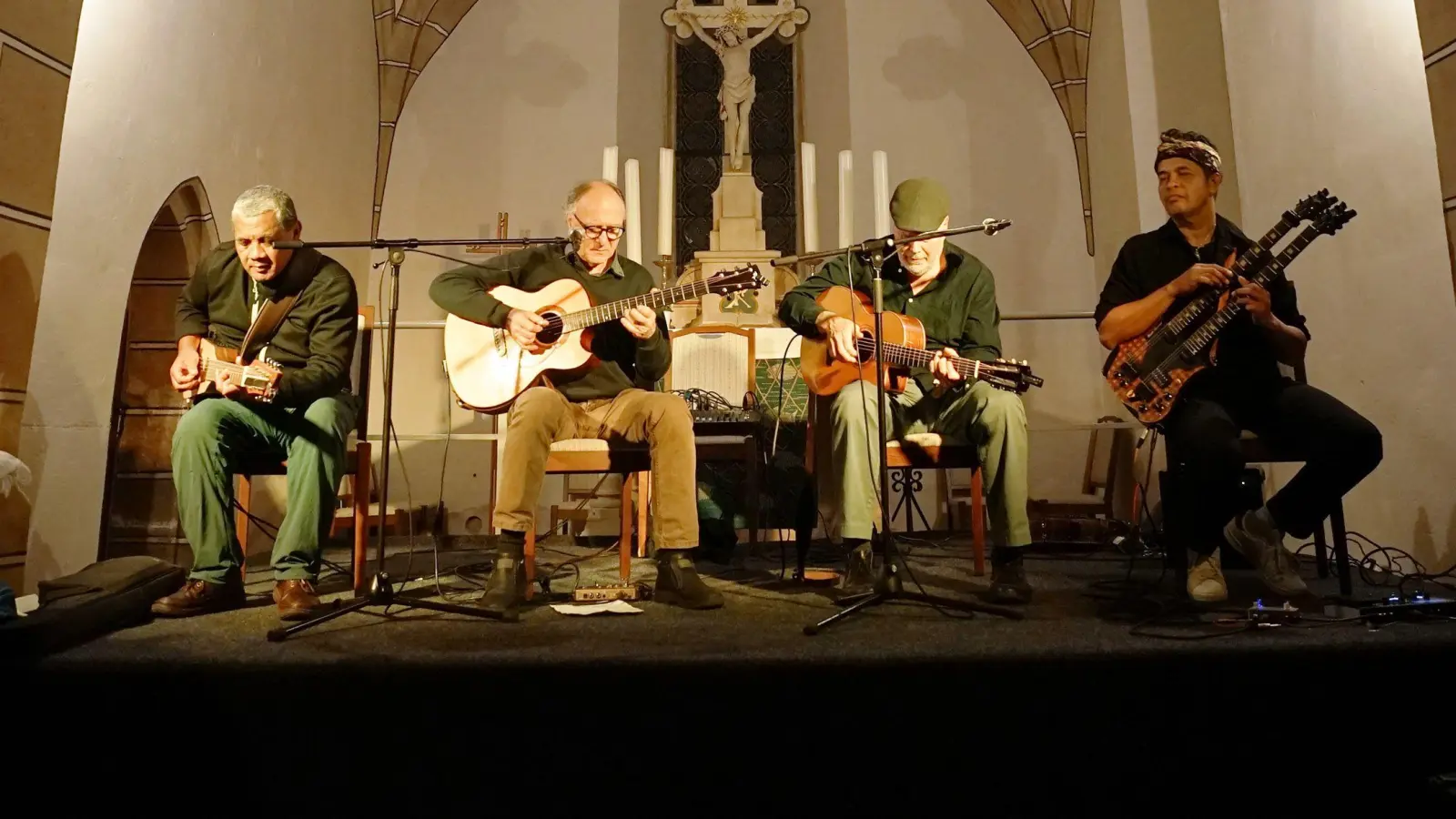 Hier gemeinsam auf der Bühne im Altarraum (von links): Solorazaf (Madagaskar), Peter Finger (Deutschland), Eric Lugosch (USA) und Balawan (Bali).  (Foto: Heinz Wraneschitz)