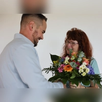 Heidi Blackmon feierte ihr das Jubiläum ihres 40-jährigen Diensts im Hirtenhaus in Dachsbach. Dafür gab es einen Blumenstrauß von Bürgermeister Peter Kaltenhäuser. (Foto: Karl-Heinz Panzer)