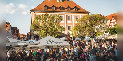 Beim Neustädter Frühlingsfest herrscht immer eine gute Stimmung. Der Marktplatz verwandelt sich dabei in einen großen Biergarten. (Foto: Christian Motzek)