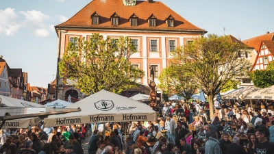 Beim Neustädter Frühlingsfest herrscht immer eine gute Stimmung. Der Marktplatz verwandelt sich dabei in einen großen Biergarten. (Foto: Christian Motzek)