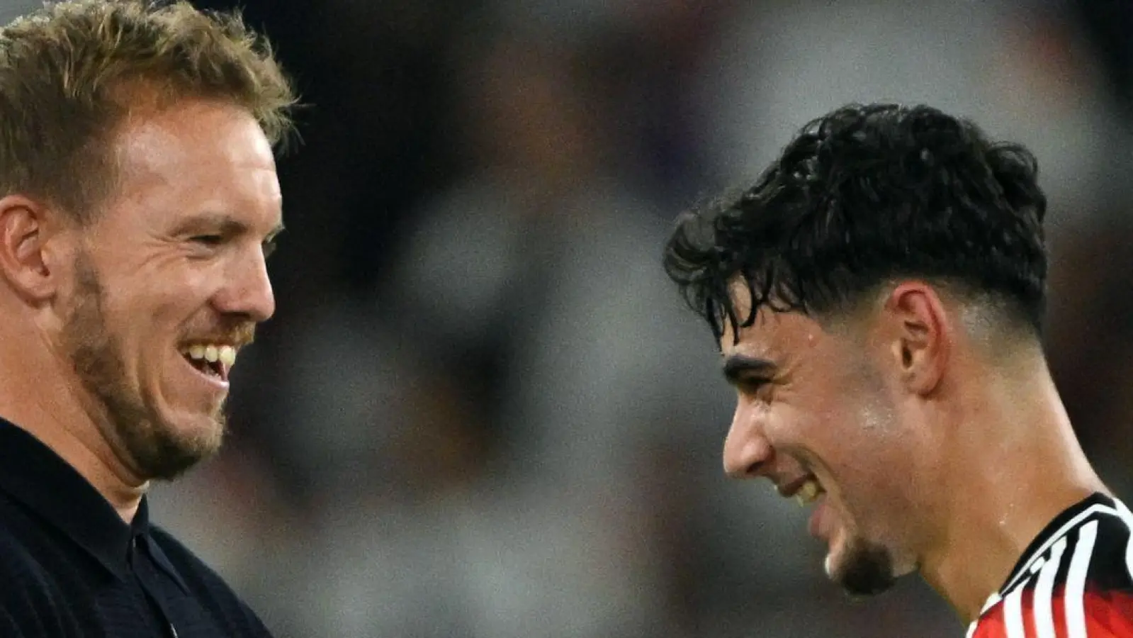 Julian Nagelsmann (l) und Aleksandar Pavlovic - der junge Münchner debütierte unter dem Bundestrainer in der Nationalmannschaft. (Foto: Federico Gambarini/dpa)