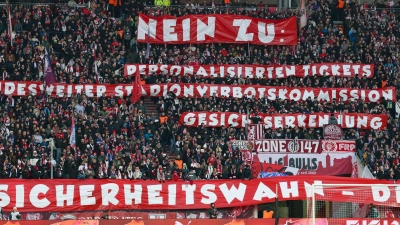Mit Plakaten und Schweige-Minuten protestierten in vielen Stadien Fußball-Fans gegen strengere Sicherheitsauflagen. Bayerns Innenminister Joachim Herrmann (CSU) sprach von einer „Gespensterdiskussion“. (Foto: Jan Woitas/dpa)