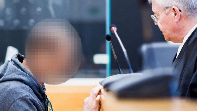 Hat er seine eigene Familie angegriffen, seine Frau getötet und seine Tochter lebensgefährlich verletzt? Der Angeklagte will sich im Prozess äußern. (Foto: Moritz Frankenberg/dpa)
