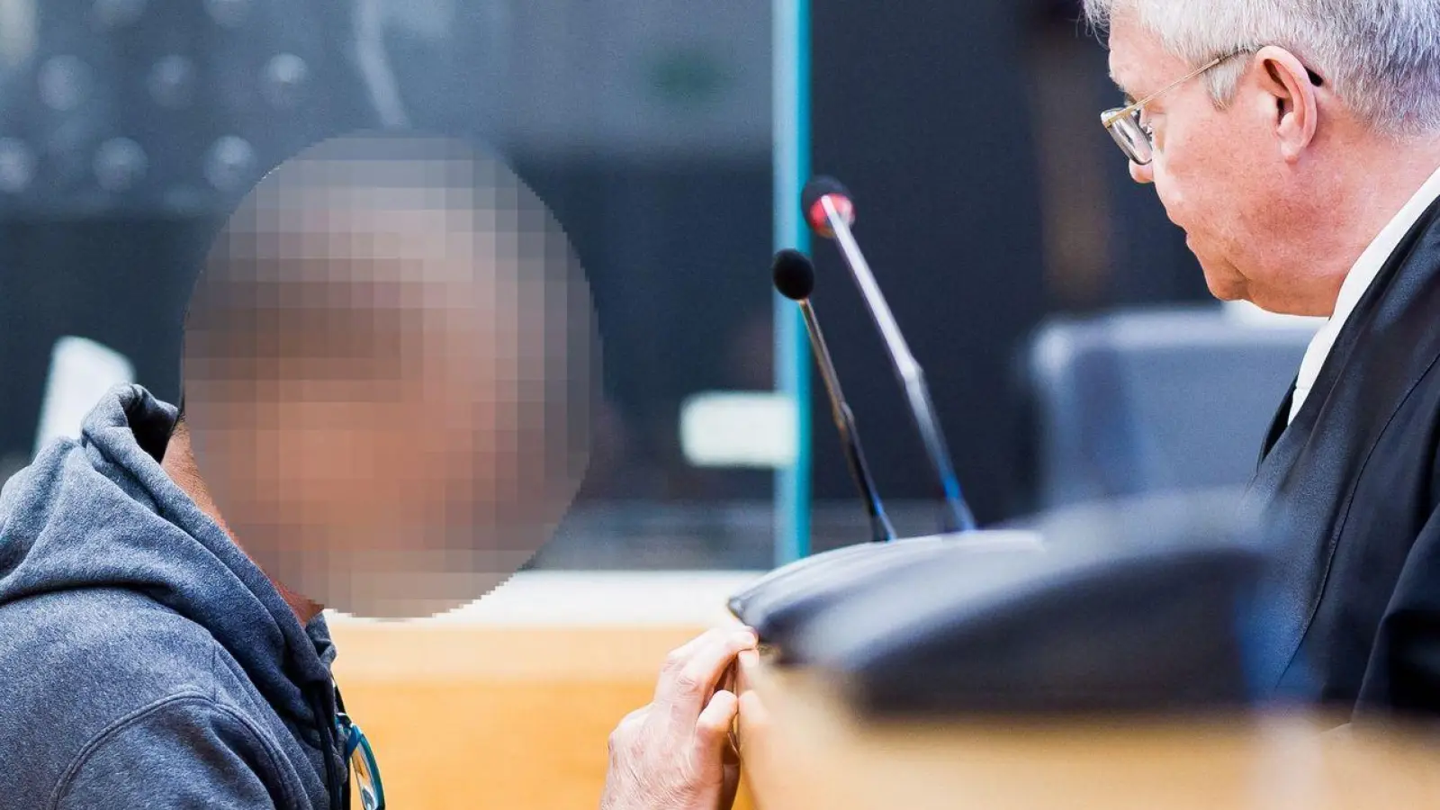 Hat er seine eigene Familie angegriffen, seine Frau getötet und seine Tochter lebensgefährlich verletzt? Der Angeklagte will sich im Prozess äußern. (Foto: Moritz Frankenberg/dpa)