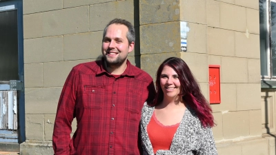 Cato Bohlens und Laura Wilhelm haben sich mit dem Kauf des alten Bahnhofsgebäudes in Oberdachstetten ein großes Projekt vorgenommen. Sie freuen sich auf alles, was kommt. (Foto: Anna Beigel)
