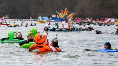 Mutig ins kalte Wasser: Knapp 2.000 Teilnehmer hatte das 54. Donauschwimmen.  (Foto: Stefan Puchner/dpa)