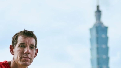 Der waghalsige Aufstieg Alex Honnolds auf den über 500 Meter hohen Taipeh 101 muss um ein Tag verschoben werden. (Foto: Corey Rich/Netflix/dpa)