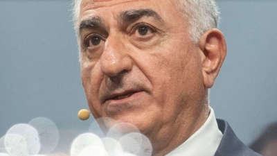 Pahlavi nennt es sein Lebensziel, im Iran den Weg für demokratische Wahlen zu ebnen. Eigene Machtambitionen hat er keine.  (Foto: Marijan Murat/dpa)