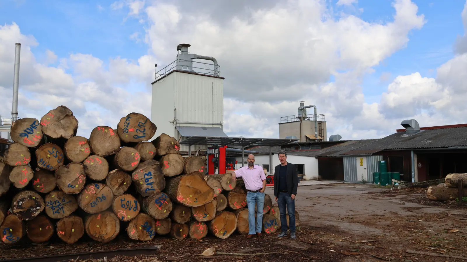 Am Anfang ist das Holz: Im Sägewerk der Sargfabrik Hans Wendel &amp; Co. GmbH wird ausschließlich nachhaltig produziertes Holz aus der Region verarbeitet, erklären Geschäftsleiter Alexander Wendel (links) und Verkaufsleiter Jörg Reuter. (Foto: Martina Haas)