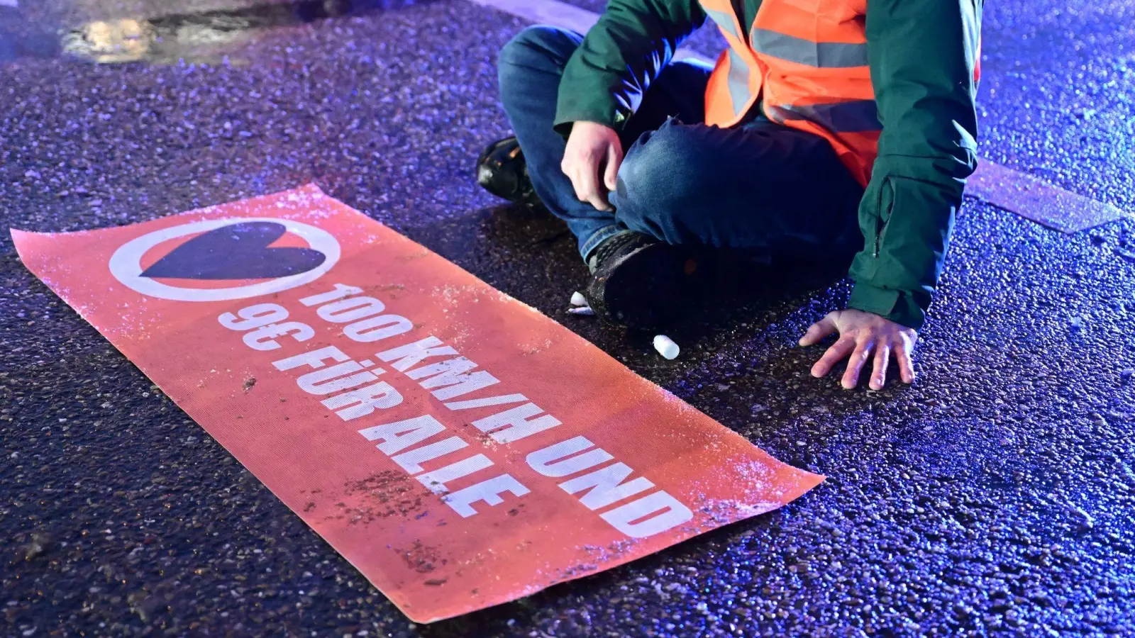 Spalten die Blockade-Aktionen der Letzten Generation die Gesellschaft? So sieht es zumindest die Klimaschutzbewegung Fridays for Future. (Foto: Bernd Weißbrod/dpa)