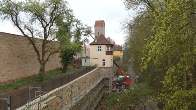 Blick auf die Stadt- und Zwingermauer in Richtung Berlinsturm, dessen Spitze im Hintergrund zu sehen ist. Bis Ende des Jahres wird in diesem Bereich die historische Wehranlage instandgesetzt.  (Foto: Markus Weinzierl)