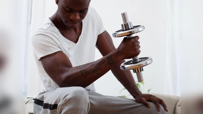 Bei Kurzhanteln mit Gewichtsscheiben kann je nach Übung und Trainingsniveau das Gewicht flexibel angepasst werden. (Foto: Christin Klose/dpa-tmn)