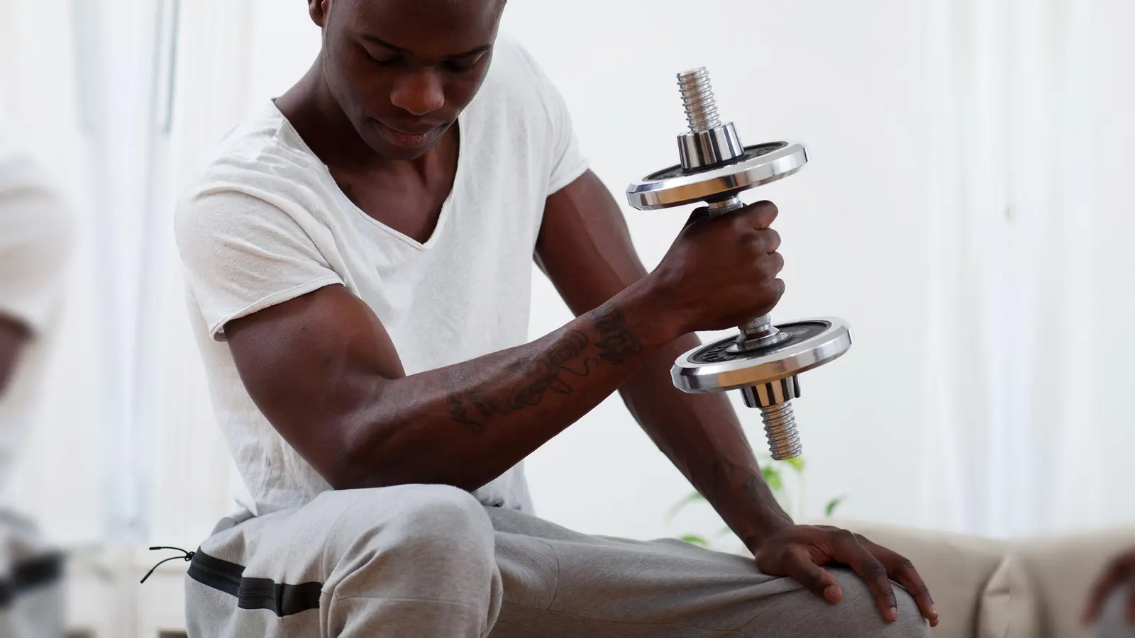 Bei Kurzhanteln mit Gewichtsscheiben kann je nach Übung und Trainingsniveau das Gewicht flexibel angepasst werden. (Foto: Christin Klose/dpa-tmn)