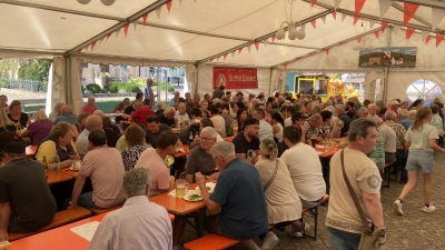 Entspannte Atmosphäre im Festzelt. (Foto: Kirchweihfreunde Archshofen)