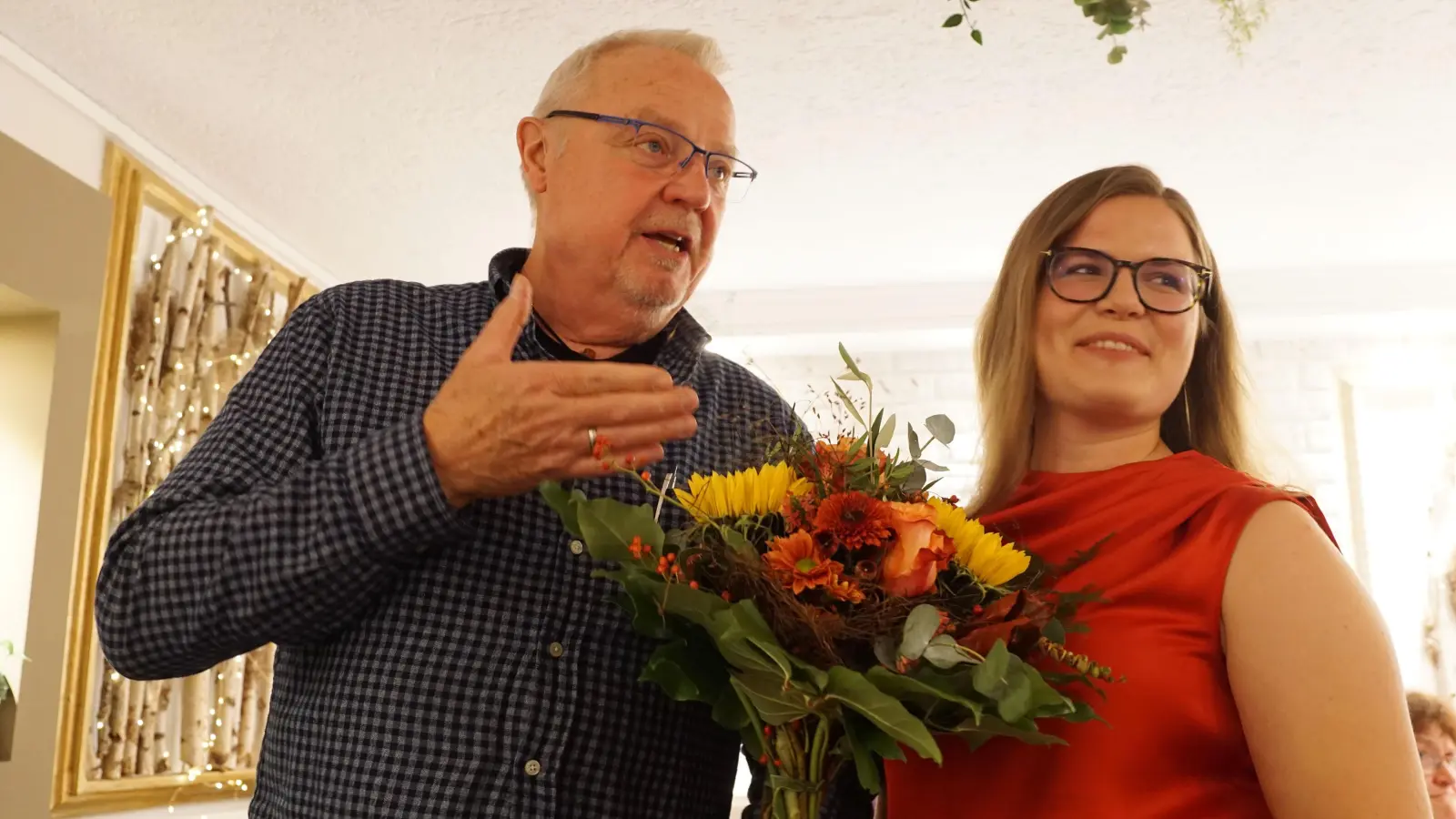 Die SPD Wilhermsdorf nominierte einstimmig die 20-jährige Studentin und wissenschaftliche Mitarbeiterin Magdalena Mitländer zur Bürgermeisterkandidatin 2026. Der Ortsvorsitzende Herbert Kropstat gratulierte herzlich. (Foto: Heinz Wraneschitz)