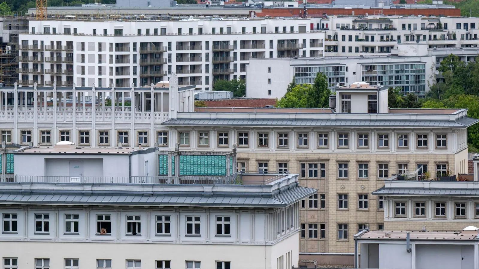 Wohnhäuser in der Bundeshauptstad: Das Gesetz soll Vermieter zu energetischen Sanierungen anregen. Mietern soll es einen Anreiz zu energieeffizientem Heiz-Verhalten geben. (Foto: Monika Skolimowska/dpa)