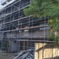 Am Brandhaus in der Herbartstraße steht mittlerweile ein Gerüst. Noch geht es um den Rückbau. Die Sanierung des ausgebrannten Hauses folgt erst im nächsten Schritt. (Foto: Robert Maurer)
