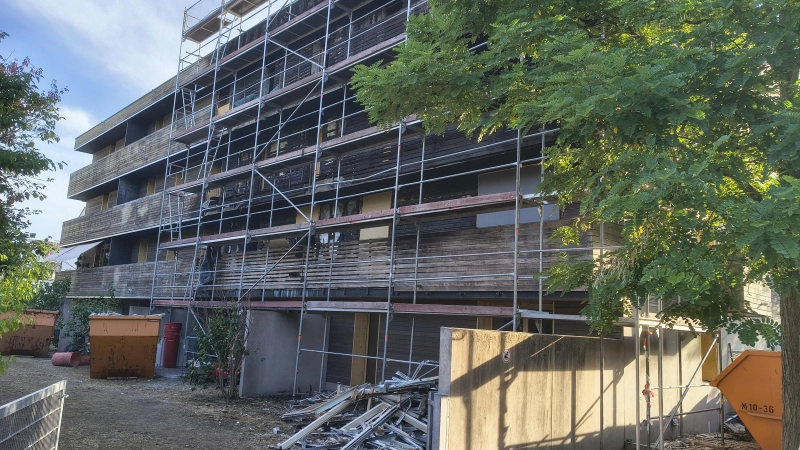 Am Brandhaus in der Herbartstraße steht mittlerweile ein Gerüst. Noch geht es um den Rückbau. Die Sanierung des ausgebrannten Hauses folgt erst im nächsten Schritt. (Foto: Robert Maurer)