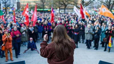 Ex-Grünen-Vorsitzende Ricarda Lang spricht in Hannover zu den Teilnehmerinnen und Teilnehmern der Kundgebung. (Foto: Moritz Frankenberg/dpa)