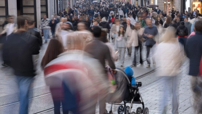 Die Einkaufsstraße Istiklal in Istanbul ist bei Touristen beliebt (Foto: Ahmed Deeb/dpa)