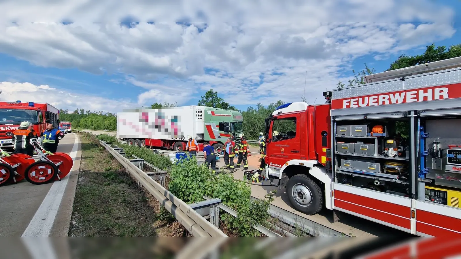 Der Sattelschlepper kam auf der Gegenfahrbahn zum Stehen, nachdem er die Mittelleitplanke durchbrochen hatte. (Foto: Franziska Brugger)