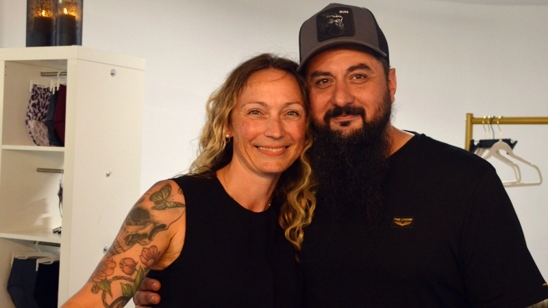 Diana Veeh und ihr Mann Cem sind glücklich über ihren neuen Laden in der Uffenheimer Altstadt. (Foto: Johannes Zimmermann)