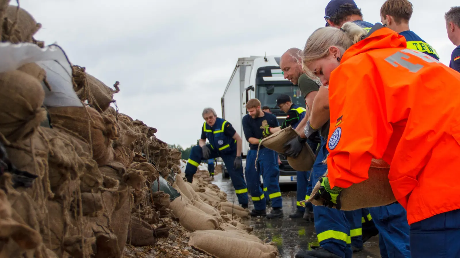 Praktische Hilfe: Auf unserem Bild packen Helferinnen und Helfer aus Feuchtwangen und anderen Ortsverbänden an, um ein Wohngebiet vor einer Überflutung zu schützen. (Archivbild: THW/Christian Schobert)