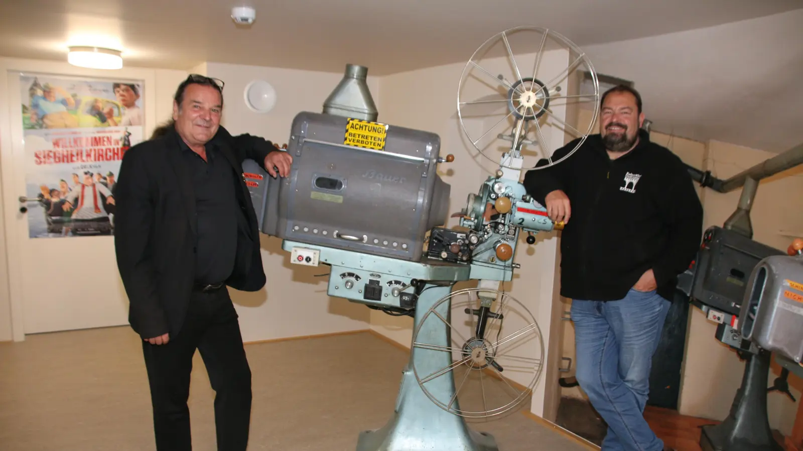 Filmemacher Ludger Pfanz (links) und der Vorsitzende des KulturKinos, Wolfgang Grebenhof, freuen sich auf das Beyond-Filmfestival. (Foto: Stefan Neidl)