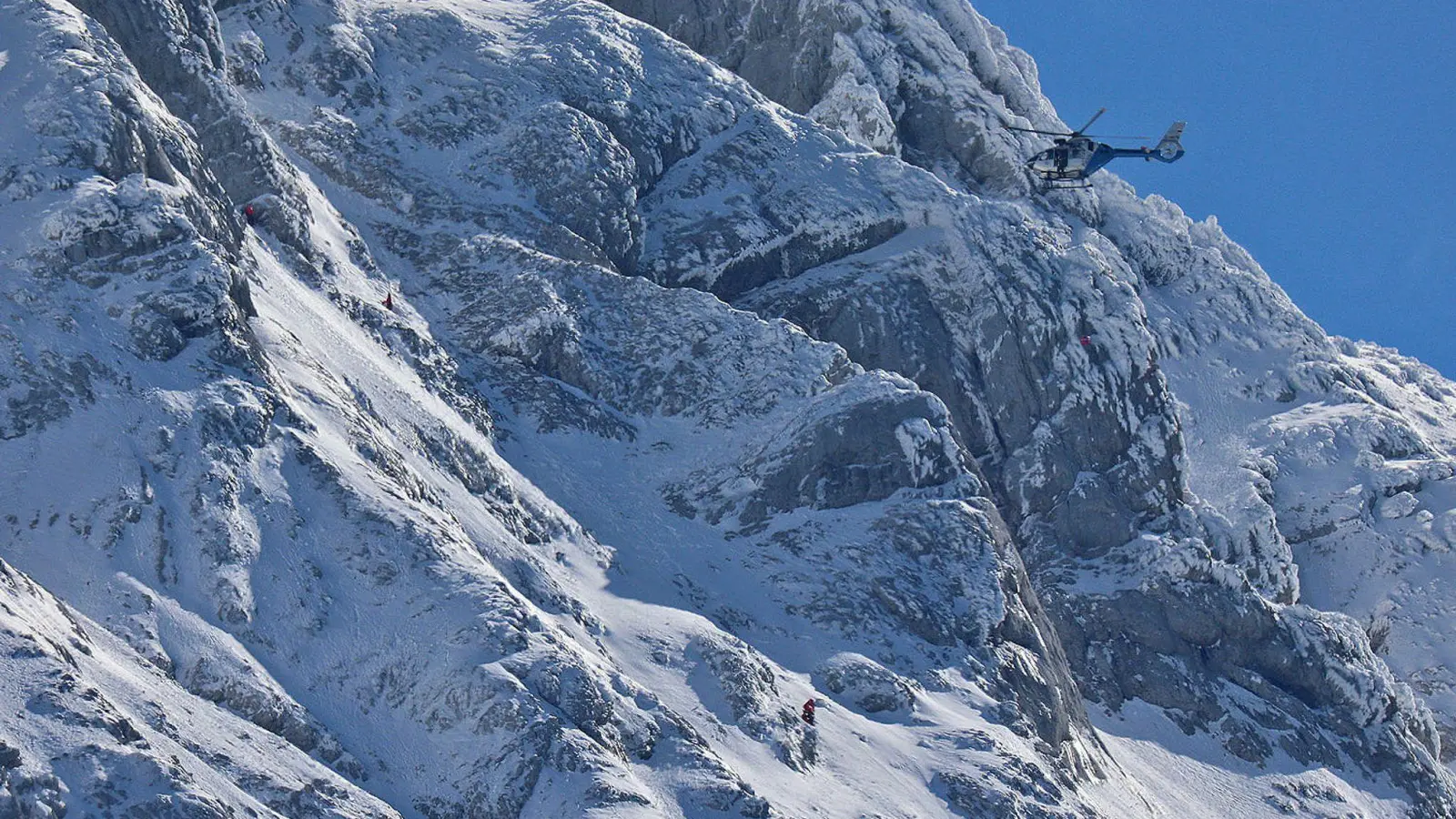 Bergretter suchen am Hochkalter bei Ramsau bei Berchtesgaden nach dem 24-jährigen Bergsteiger. (Foto: Markus Leitner/BRK Berchtesgadener Land/dpa)