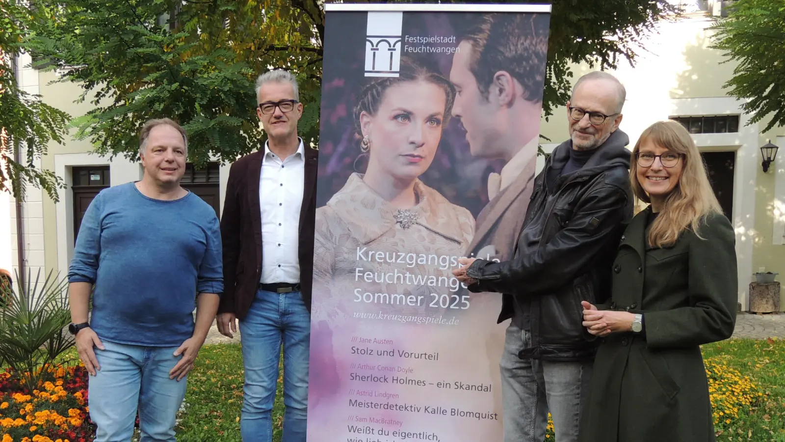 Über den guten Start des Vorverkaufs freuen sich Kulturbüroleiterin und Dramaturgin Dr. Maria Wüstenhagen, Intendant Johannes Kaetzler, Feuchtwangens Bürgermeister Patrick Ruh sowie der für die Verwaltung im Kulturbüro zuständige Teamleiter Sebastian Engmann (von rechts). (Foto: Peter Zumach)