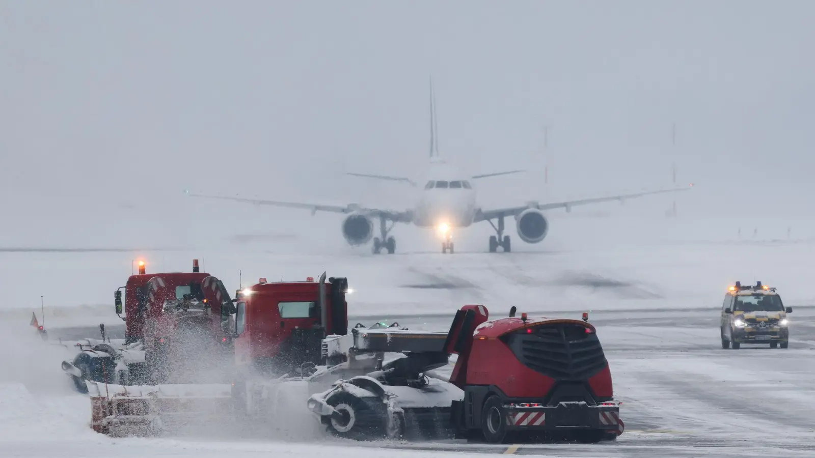 Winterdienst am Flughafen Hamburg (Foto: Christian Charisius/dpa)