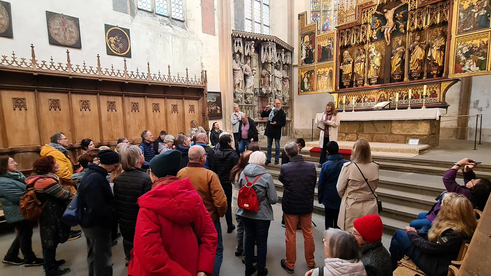 Am Weltgästeführertag stellten Elena Kandert und Dr. Oliver Gußmann den Teilnehmenden unter anderem den 12-Boten-Altar in der St.-Jakobs-Kirche vor. (Foto: Margit Schwandt)