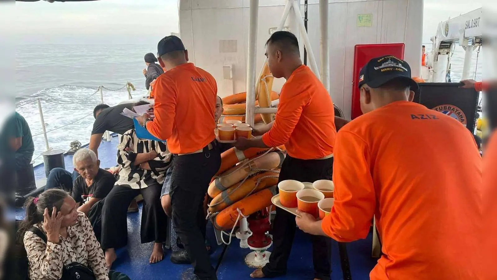Die Einsatzkräfte suchen noch nach Überlebenden.  (Foto: Uncredited/Philippine Coast Guard/dpa)
