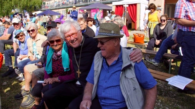 Landesbischof Heinrich Bedford-Strohm mischte sich unter die Besucherinnen und Besucher. (Foto: Horst Kuhn)