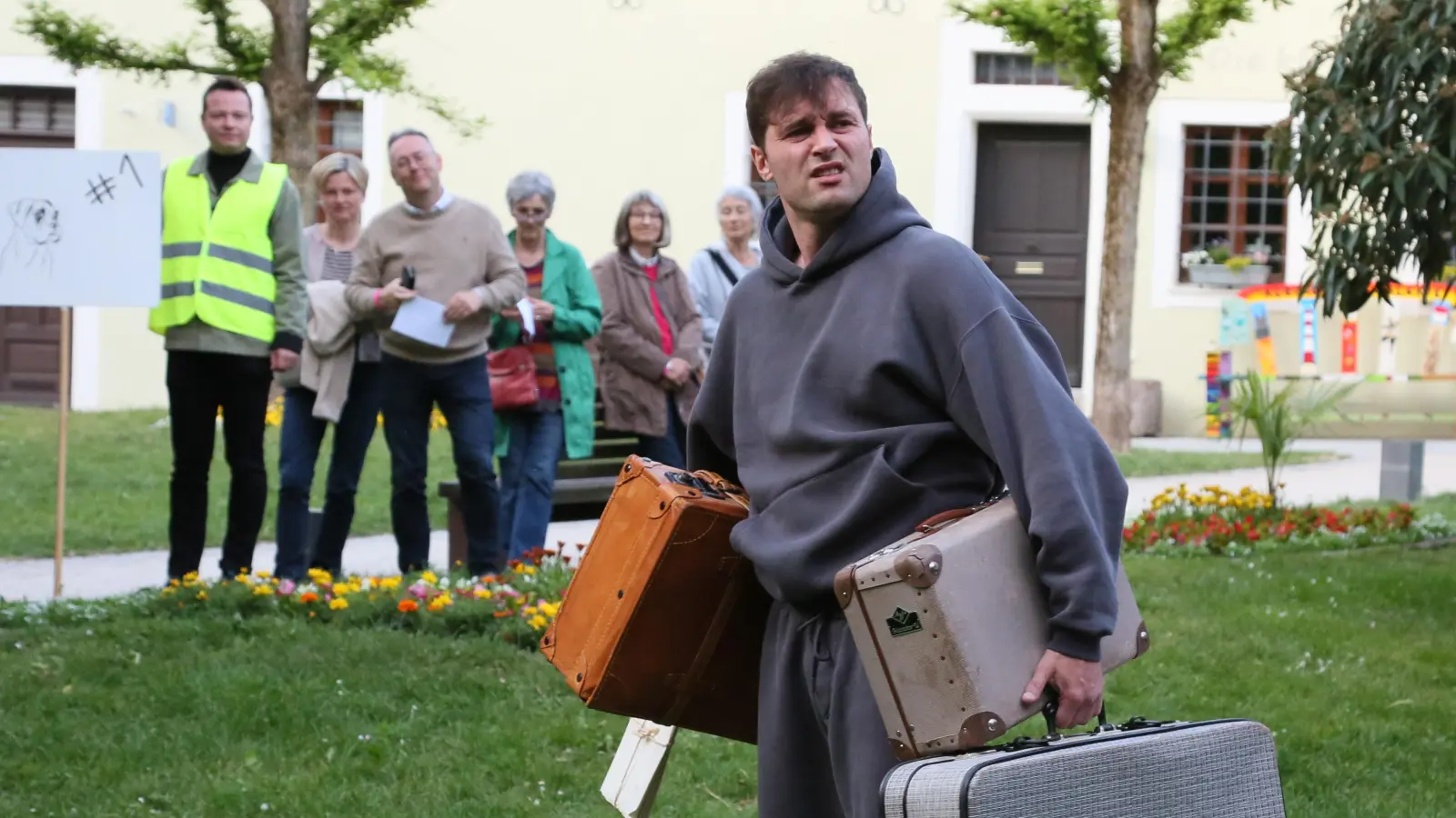 Einem oder zwei Herren dienen, fragte sich Michael Grötzsch beim Theaterspaziergang, in Anlehnung an Carlo Goldonis bekanntes Stück. (Foto: Martina Kramer)