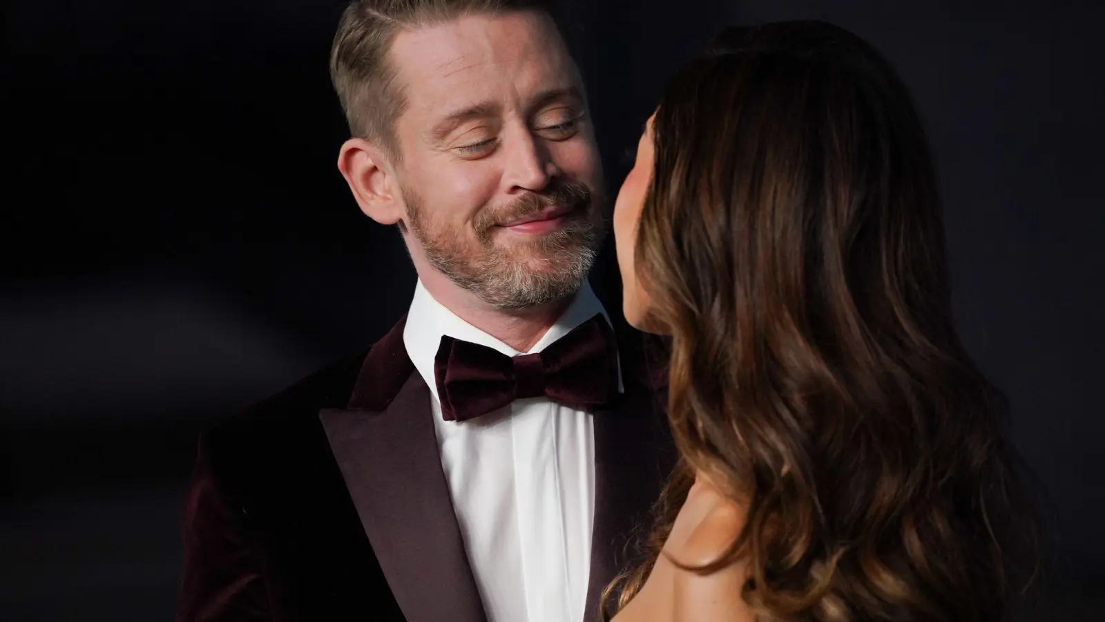 Der frühere Kinderstar und „Kevin“-Darsteller Macaulay Culkin möchte seine kleinen Söhne so lange wie möglich im Dunkeln über seine Rolle in dem Weihnachtsklassiker lassen. (Archivbild) (Foto: Jordan Strauss/Invision/AP/dpa)